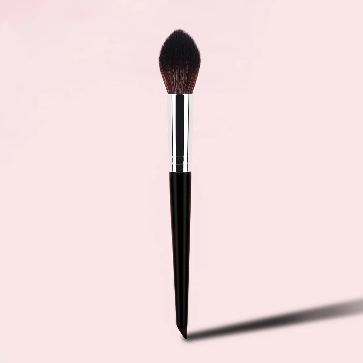 Flame brush is suitable for conical makeup setting of cheeks. It is suitable for removing cream or pressing powder blusher